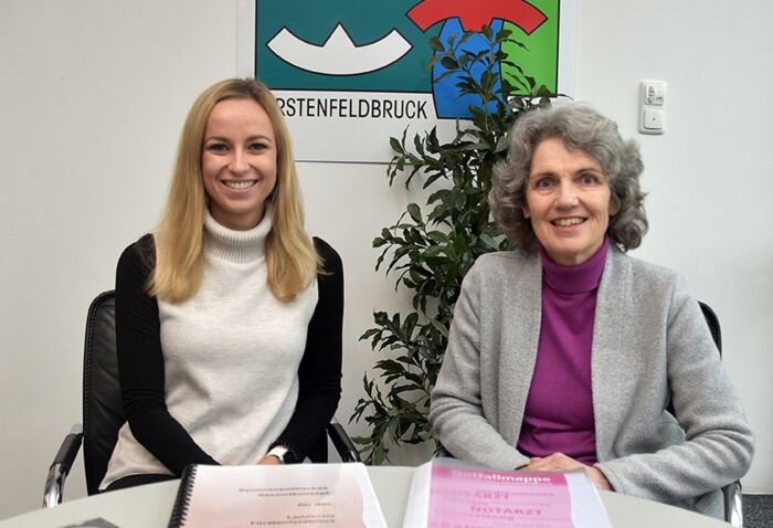 Das Team für Seniorenarbeit und Seniorenfachberatung im Landratsamt Fürstenfeldbruck: Stephanie Weigl (links) und Ingrid Rauscher (rechts).